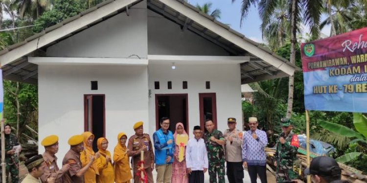Dandim 0601/Pandeglang, Serahkan 2 Kunci Rumah Veteran Yang Selesai Di Rehab
