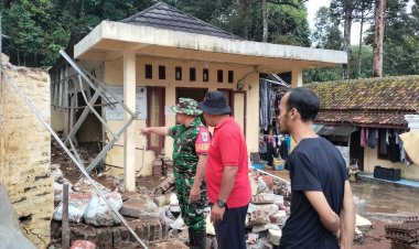 Babinsa Koramil 0102/Cadasari Tanggap Darurat Longsor, Pondasi Ponpes Riadul Mubtadiin Rusak Parah