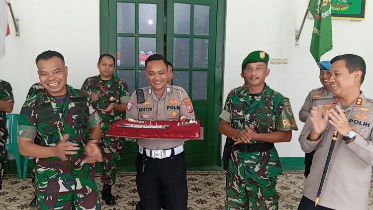Kapolres Pandeglang Beri Kejutan Tumpeng untuk Dandim 0601/Pandeglang di HUT ke-80 TNI