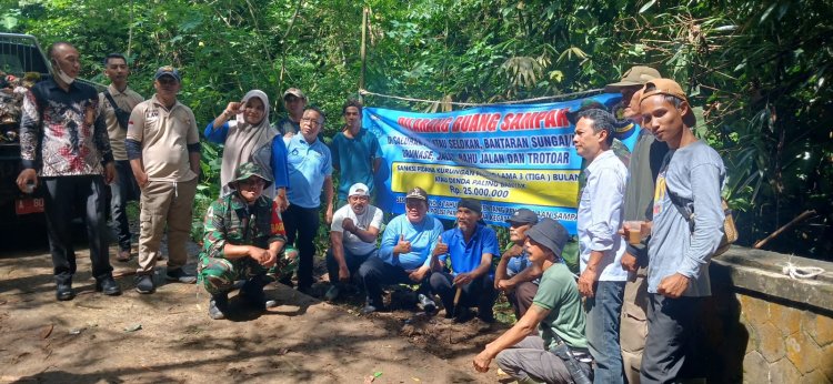 BABINSA KORAMIL 0101/PANDEGLANG KELURAHAN CILAJA DAN SARUNI GELAR KARYA BAKTI BERSAMA MASYARAKAT BERSIHKAN SAMPAH DI PERBATASAN WILAYAH