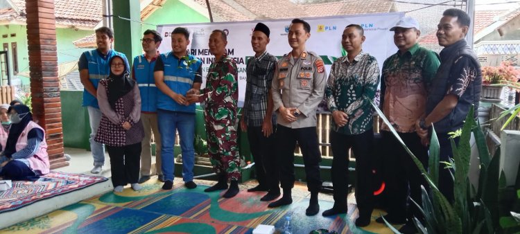 Danramil 0105/Mandalawangi Hadiri Acara penyerahan bantuan bibit pohon di Kampung Pasilihan, Desa Panjang Jaya, Kecamatan Mandalawangi, Kabupaten Pandeglang
