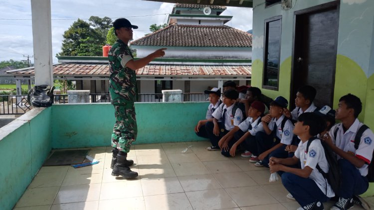 Babinsa Koramil 0105/MDL Berikan Pembinaan Ketahanan Wilayah kepada Siswa SMPN 5 MDL