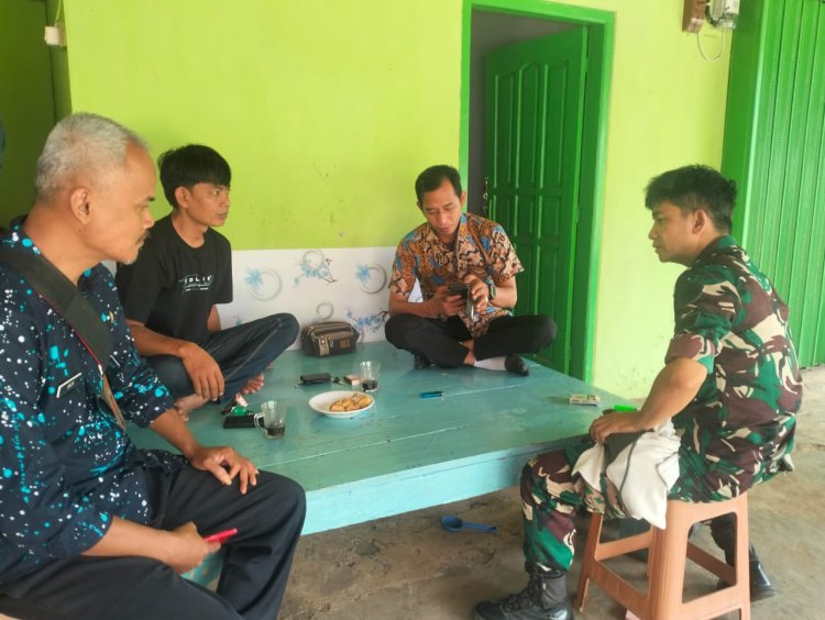 Babinsa Koramil 0103/Banjar Gelar Komsos Bersama Kaur Kesra dan Pendamping PKH di Desa Mekarjaya