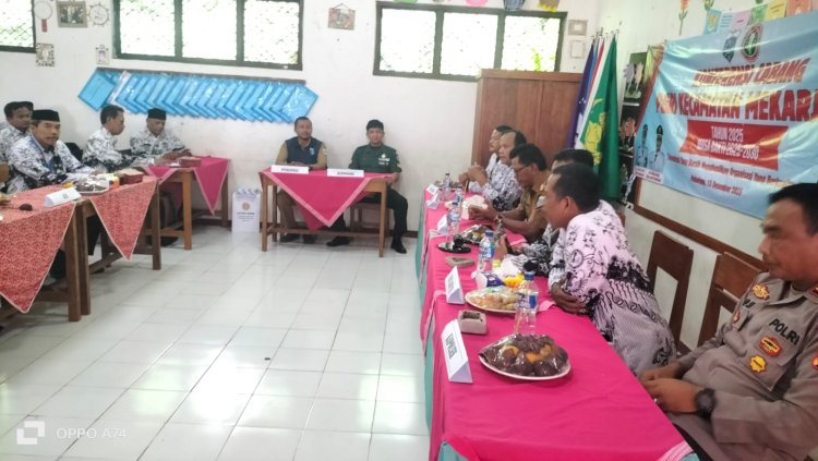 BABINSA KORAMIL 0104/CIMANUK HADIRI DAN DUKUNG KEGIATAN PEMBINAAN BUMDES MEMBANGUN RELASI DI DESA CURUGBARANG