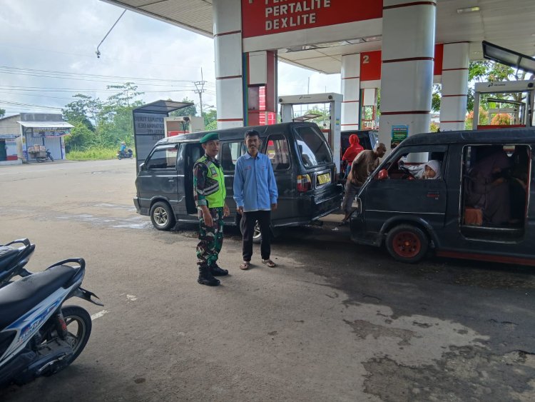 Babinsa Koramil 0104/Cimanuk Laksanakan Pengamanan dan Pelayanan SPBU Cigunung Jelang Nataru