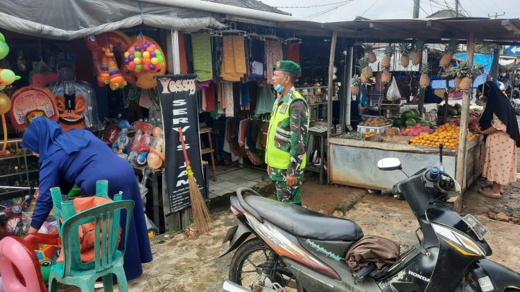 Babinsa Koramil 0106/Menes Laksanakan Pengamanan Pasar Rakyat Modern Menes Jelang Natal 2025 dan Tahun Baru 2026