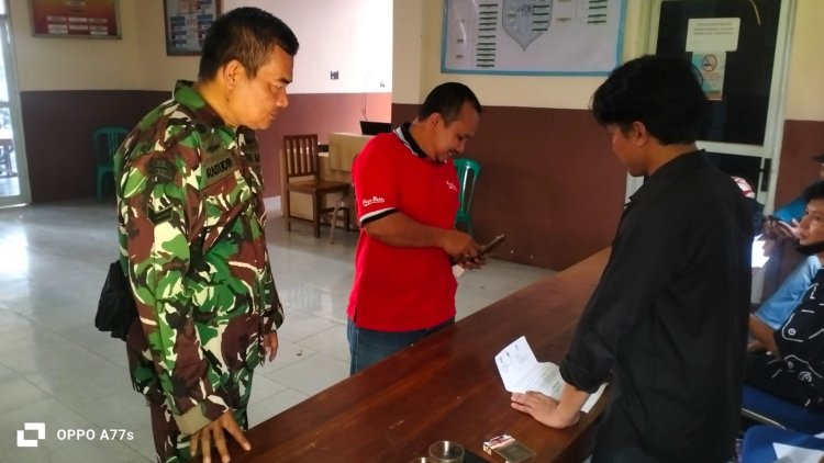 Babinsa Koramil 0117/Panimbang Laksanakan Pendampingan Penyaluran Bantuan PKH Kesra di Desa Citeurup