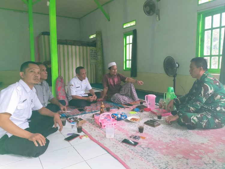 Serka Asep T Babinsa Kelurahan Kadomas Laksanakan Komsos Bersama Aparatur Kelurahan dan Tokoh Agama
