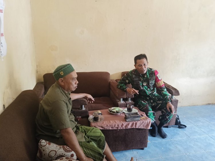 Serka H. Situmorang Babinsa Koramil 0103/Banjar Laksanakan Komsos Bersama Tokoh Masyarakat di Desa Kadubale