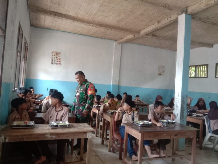 SERDA HAMDAN MULYADI BABINSA KORAMIL 07/SAKETI LAKSANAKAN PENDAMPINGAN PROGRAM MAKAN BERGIZI GRATIS (MBG) DI SPPG YAYASAN MITRA INTISHAR BERSAMA GIGIH