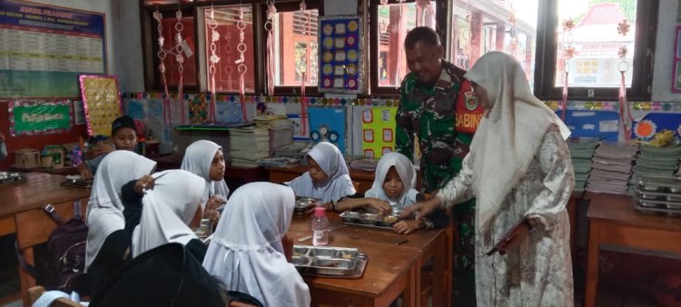 Babinsa Koramil 0105/Mandalawangi Dampingi Pelaksanaan Program MBG di Sekolah-sekolah Kecamatan Mandalawangi
