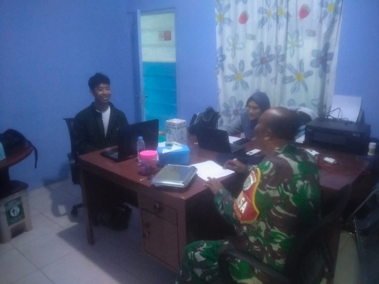 Babinsa Koramil 0101/Pandeglang Laksanakan Komsos Bersama Warga Kelurahan Karaton Dalam Rangka Mempererat Silaturahmi