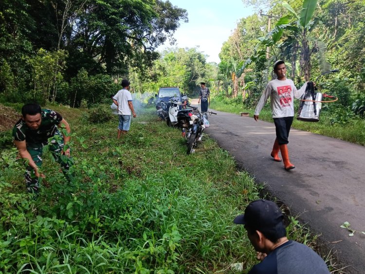 Kerja Bakti Gotong Royong Babinsa dan Warga Desa Medong  Koramil 0103/Banjar – Kodim 0601/Pandeglang