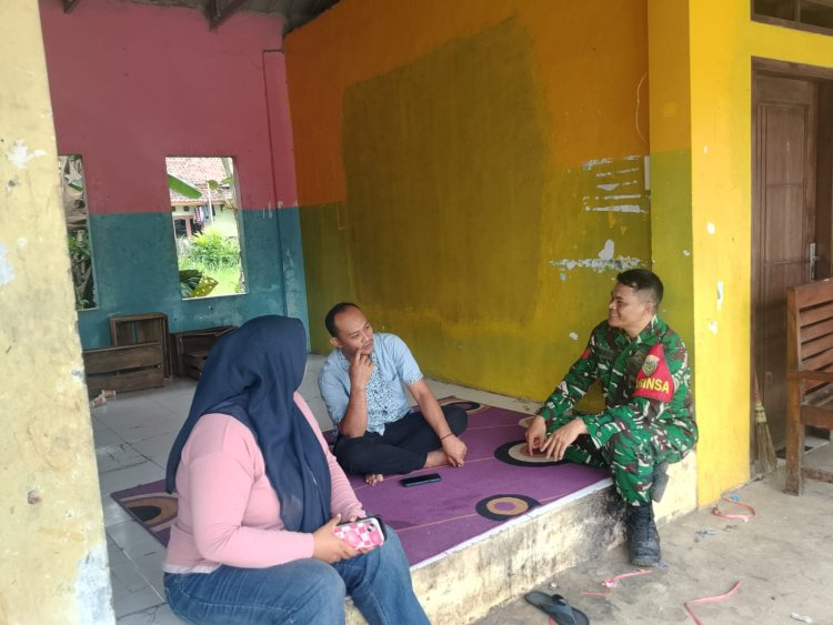 Kopka Syahrul Babinsa Koramil 0104/Cimanuk Laksanakan Komsos dengan Perangkat Desa Kadudodol untuk Perkuat Sinergi dan Pelayanan Masyarakat