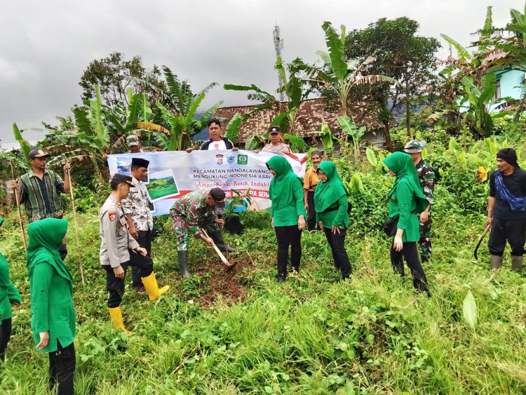 KORAMIL 0105/MANDALAWANGI BERSAMA PERSIT KCK KOORCAB XXXIII DIM 0601 PANDEGLANG DAN MASYARAKAT GELAR JUMAT BERSIH DALAM RANGKA “INDONESIA ASRI” DI LAPANGAN KADUMARIA