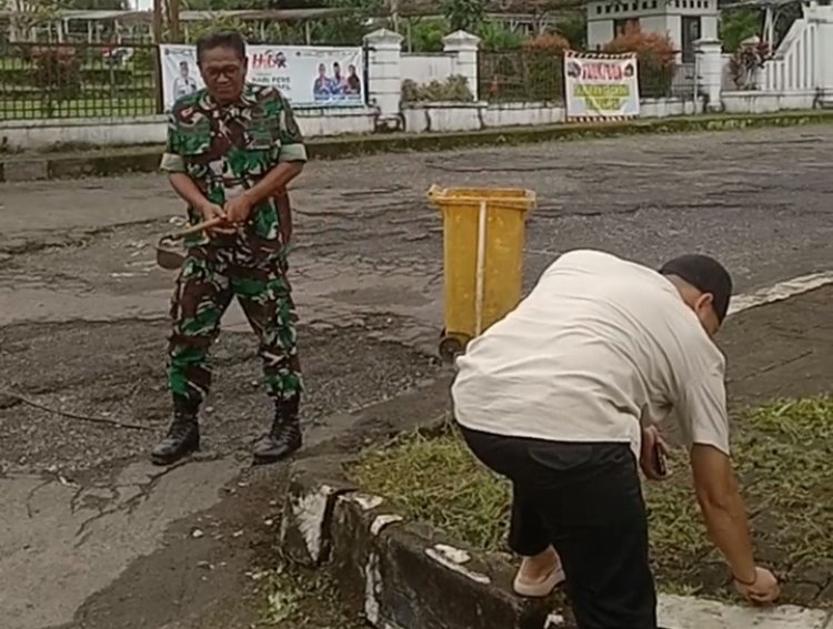 Serka Zaenal Aripin Babinsa Koramil 0103/Banjar Bersama Karyawan RSUD Berkah Gelar Kegiatan Kerja Bakti Pembersihan Taman Depan Rumah Sakit