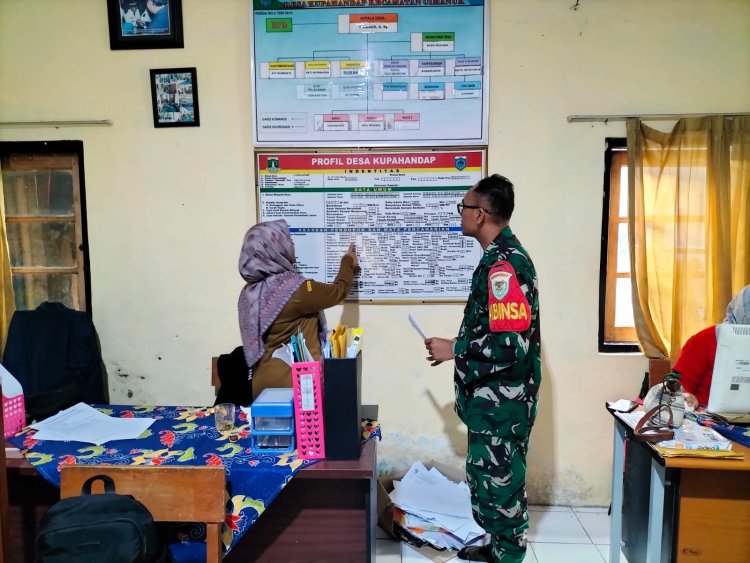 Koptu Imron Mawardi Babinsa Koramil 0104/Cimanuk Laksanakan Komsos Bersama Staf Desa Kadumadang
