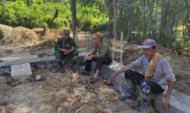 Babinsa Koramil 0111/Pagelaran Laksanakan Komsos Bersama Mantan Tokoh Masyarakat di Desa Pasirgadung