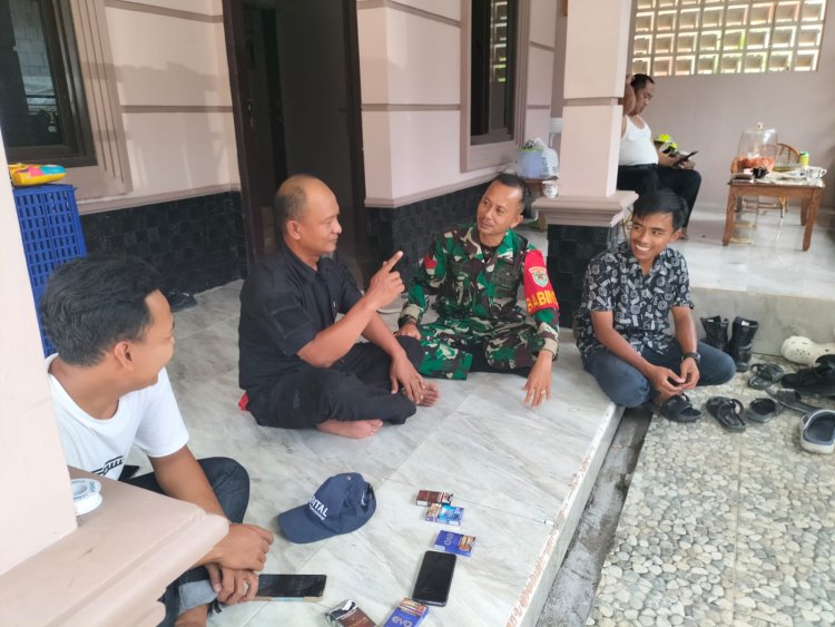 Babinsa Koramil 0105/Mandalawangi Laksanakan Komsos dan Monitoring Program Makan Bergizi Gratis (MBG)