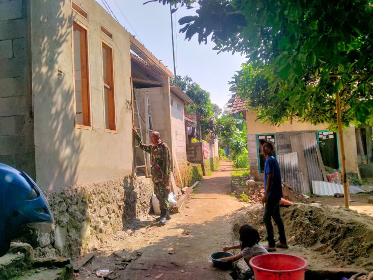 Babinsa Koramil 0101/Pandeglang Monitoring Progres RTLH di Kampung Talaga, Kelurahan Karaton