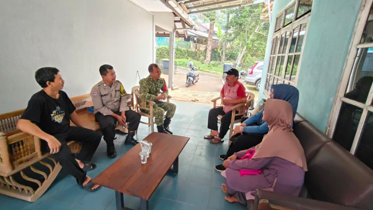 Babinsa Koramil 0101/Pandeglang Perkuat Silaturahmi Melalui Komsos di Kelurahan Kabayan