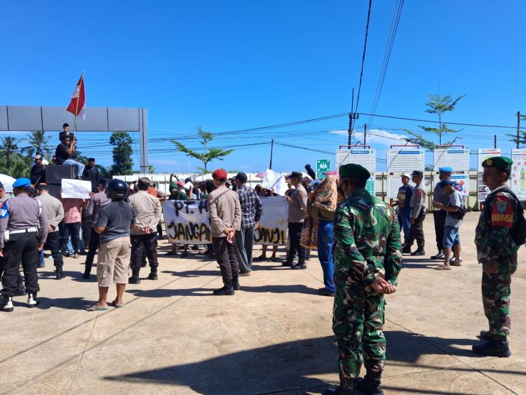 Babinsa Koramil 0111/Pagelaran Laksanakan Pengawasan Dan Pengamanan Demonstrasi Di PT. Hutama Karya
