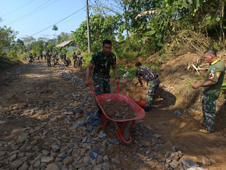 Gotong Royong TMMD Ke-129 Bangkitkan Semangat Pembangunan Desa Patia