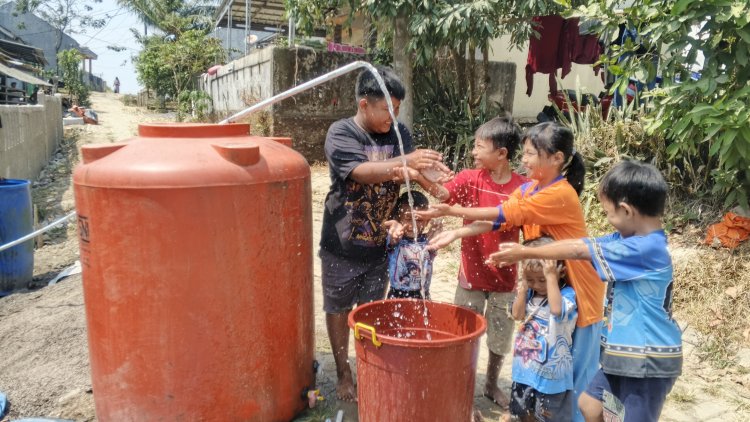 Air Bersih Hadir, Tawa Bahagia Anak-Anak Desa Pasirgadung Warnai Sasaran Tambahan Fisik TMMD Ke-129