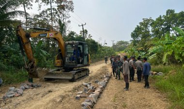 Hari Ke-19 TMMD Ke-129 Kodim 0601/Pandeglang, Satgas Bersama Masyarakat dan Alat Berat Terus Kebut Pembukaan serta Pengerasan Jalan di Desa Pasirgadung