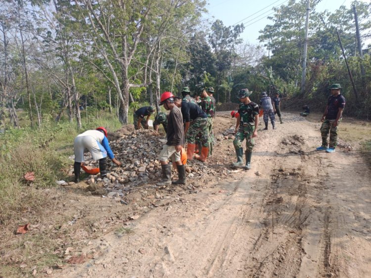 Anggota Satgas TMMD Ke-129 Bersama Warga Tetap Semangat Bekerja Meski Terik Matahari Menyengat di Desa Pasirgadung
