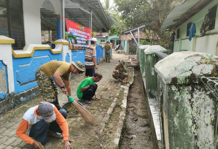Tak Hanya Menjaga Keamanan, Koramil 0111/Pagelaran Hadir Bersama Warga Lewat Aksi Peduli Lingkungan