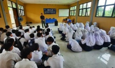 Serka Dede Suharsono, Anggota Koramil 0111/Pagelaran Berikan Materi Wasbang Di SMKN 13 Pandeglang