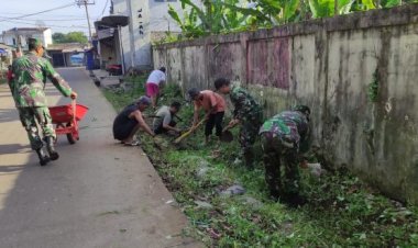 Wujud Kepedulian Koramil 0111/Pagelaran, Bersama Warga Lakukan Pembersihan Parit Saluran Air