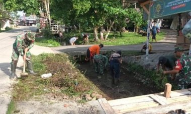 Koramil 0111/Pagelaran Bersama Warga Bersihkan Sampah Di Saluran Air