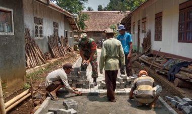 Pererat Silaturahmi, Babinsa Koramil 0106/Menes Lakukan Gotong Royong Bersama Warga