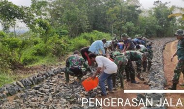 Hari Kedua TMMD Ke-117 Kodim 0601/Pandeglang, Satgas TMMD dan Warga Setempat Mulai Dengan Pemasangan Batu Makadam