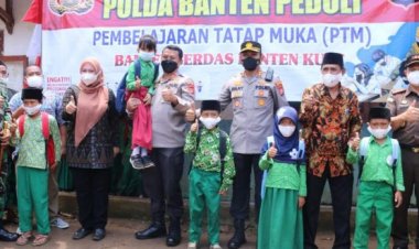 Dandim Bersama Bupati Pandeglang Dampingi Kapolda Banten, Berikan Bantuan Kepada Pelajar Mts. Anwarul Hidayah dan Ponpes Salafi Al Hidayah