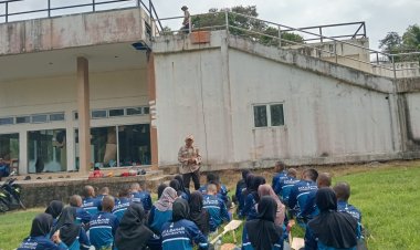 Serka Yatno Anggota Koramil 0111/Pagelaran Latih Peserta Diklatsar Saka Bahari dengan Materi Mountaineering