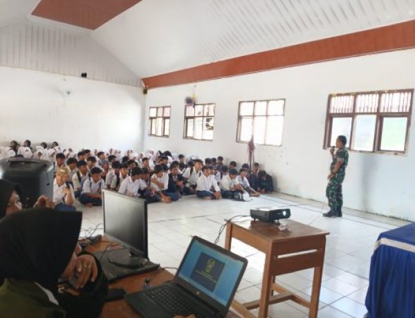 Hari Ke-2 MPLS, Anggota Koramil 0111/Pagelaran Sambangi SMK IPTEK Patia
