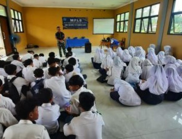 Serka Dede Suharsono, Anggota Koramil 0111/Pagelaran Berikan Materi Wasbang Di SMKN 13 Pandeglang