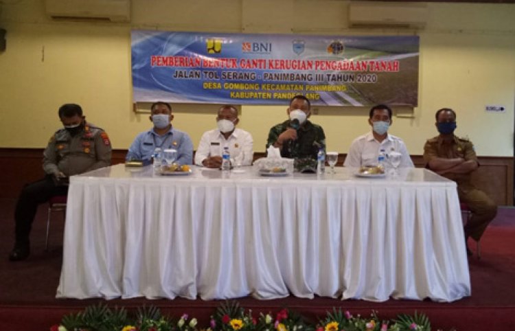 Dandim Hadiri Kegiatan Pemberian Bentuk Ganti Kerugian Pengadaan Tanah Jalan Tol Kepada Warga Desa Gombong Panimbang