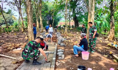 Sinergi TNI dan Masyarakat, Koramil 0104/Cimanuk Gotong Royong Perbaiki Jalan TPU