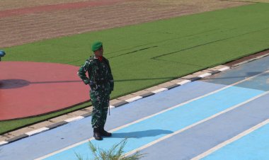 Kapten Inf. Tata Danramil 0106/Menes Kodim 0601/Pandeglang Tampil Memukau Sebagai Komandan Upacara HUT ke-80 RI di Alun-Alun Pandeglang