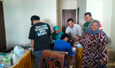 Babinsa Koramil 0110/Labuan Dampingi Kegiatan Khitanan Massal di Carita