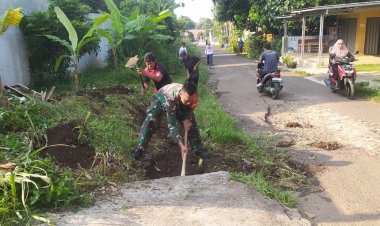 Anggota Koramil 0103/Banjar Kodim 0601/Pandeglang Peltu Nana Sutisna Laksanakan Karya Bhakti Bersama Warga Kampung Pasir Huni Desa Sukamanah