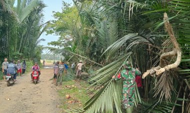 Serka Yatno Anggota Koramil 0111/Pagelaran Bersama Warga Lakukan Gotong Royong di Desa Tegal Papak