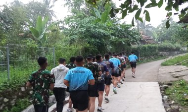 ANGGOTA SATGAS TMMD KE-126 JAGA KEBUGARAN FISIK DI TENGAH CUACA MUSIM HUJAN