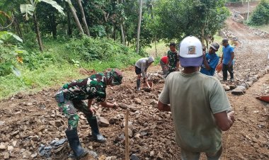 ANGGOTA SATGAS TMMD KE-126 LANJUTKAN PENGERASAN JALAN, CAPAI PROGRES 65% DI H+15