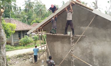 ANGGOTA SATGAS TMMD KE-126 TETAP SEMANGAT DAN TIDAK MENGENAL LELAH DALAM MELAKSANAKAN PEKERJAAN PEMBANGUNAN DESA