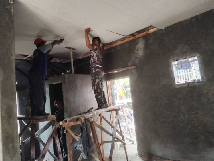 Satgas TMMD ke-126 Kodim 0601/Pandeglang Laksanakan Pemasangan Plafon pada Rumah RLTH di Desa Cikentrung